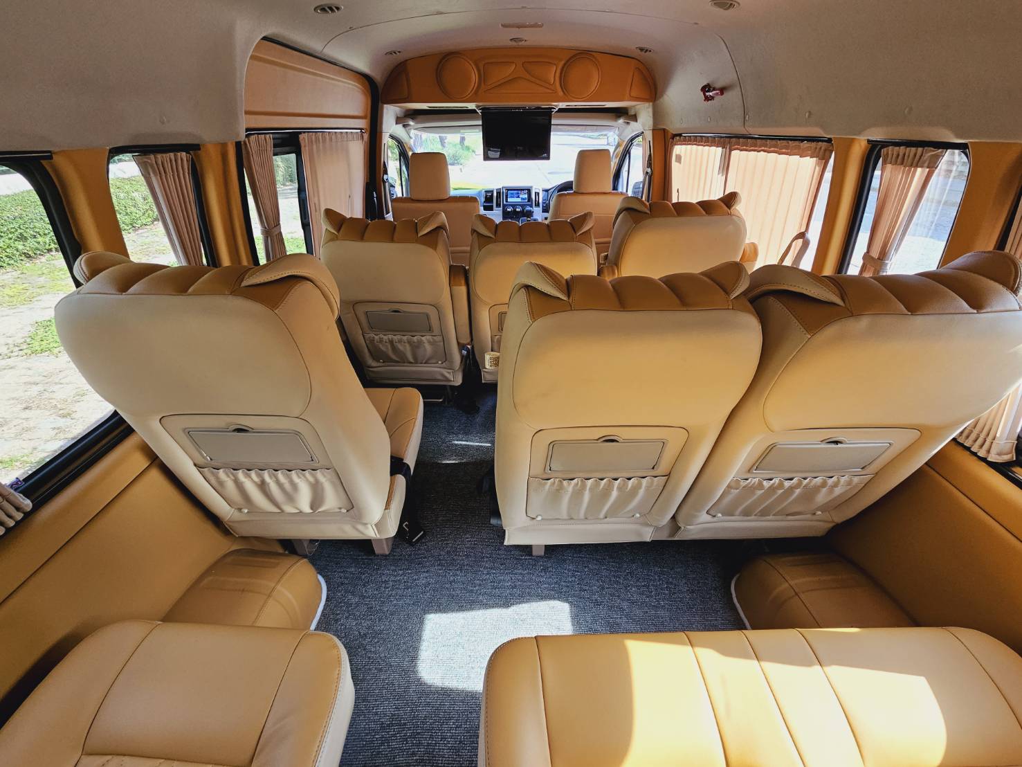 บริการเช่ารถตู้ Toyota Majesty พร้อมคนขับ