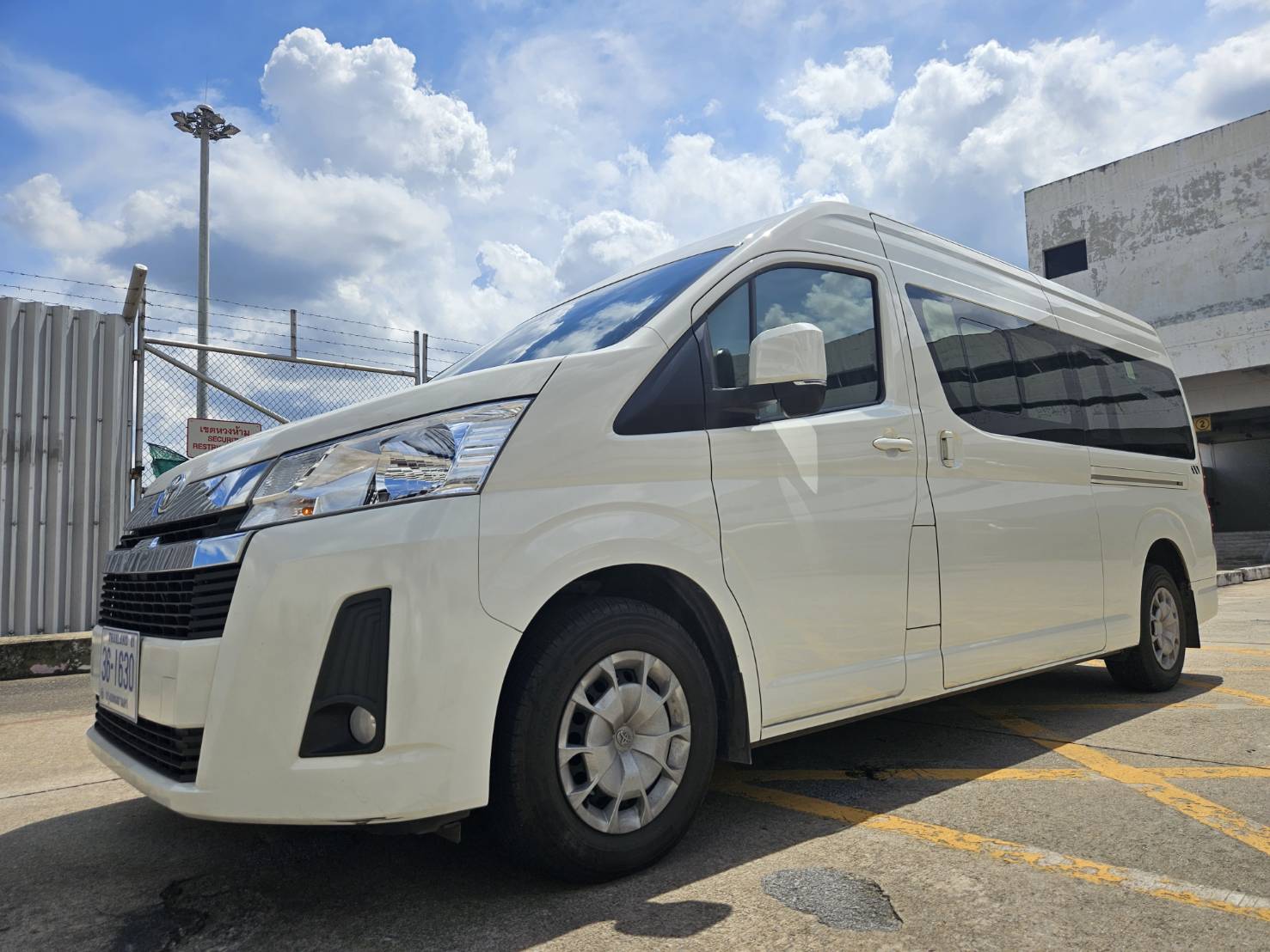 บริการเช่ารถตู้ Toyota Majesty พร้อมคนขับ